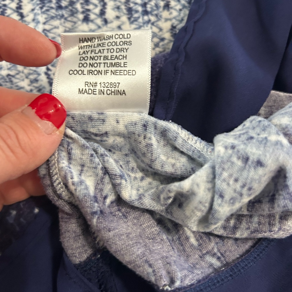 $5 Rose & Olive Women’s Blue and White Pattern Long Sleeve Top Size 1X - Picture 8 of 10